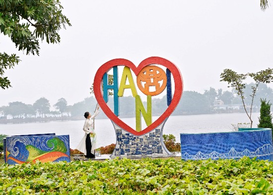 "Trái tim Tình yêu Hà Nội" bên hồ Trúc Bạch ảnh 1